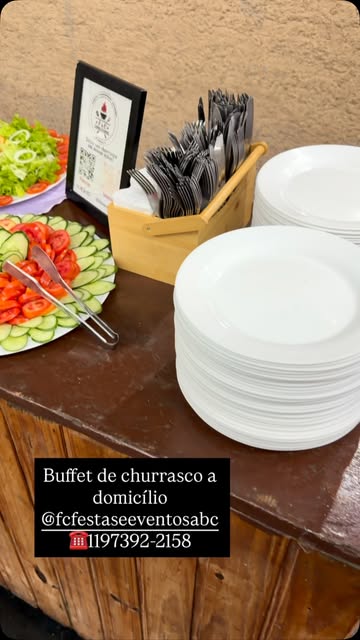 Mesa de buffet com saladas e louças organizada pela F&C