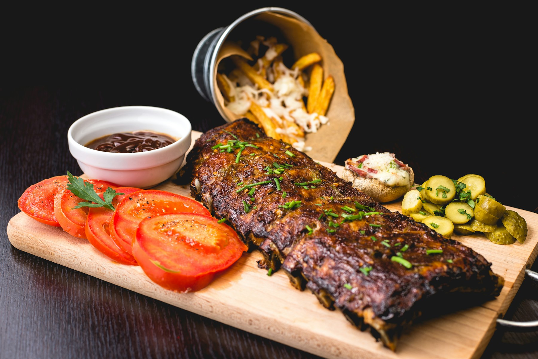 Carnes assadas e servidas com acompanhamentos — imagem ilustrativa